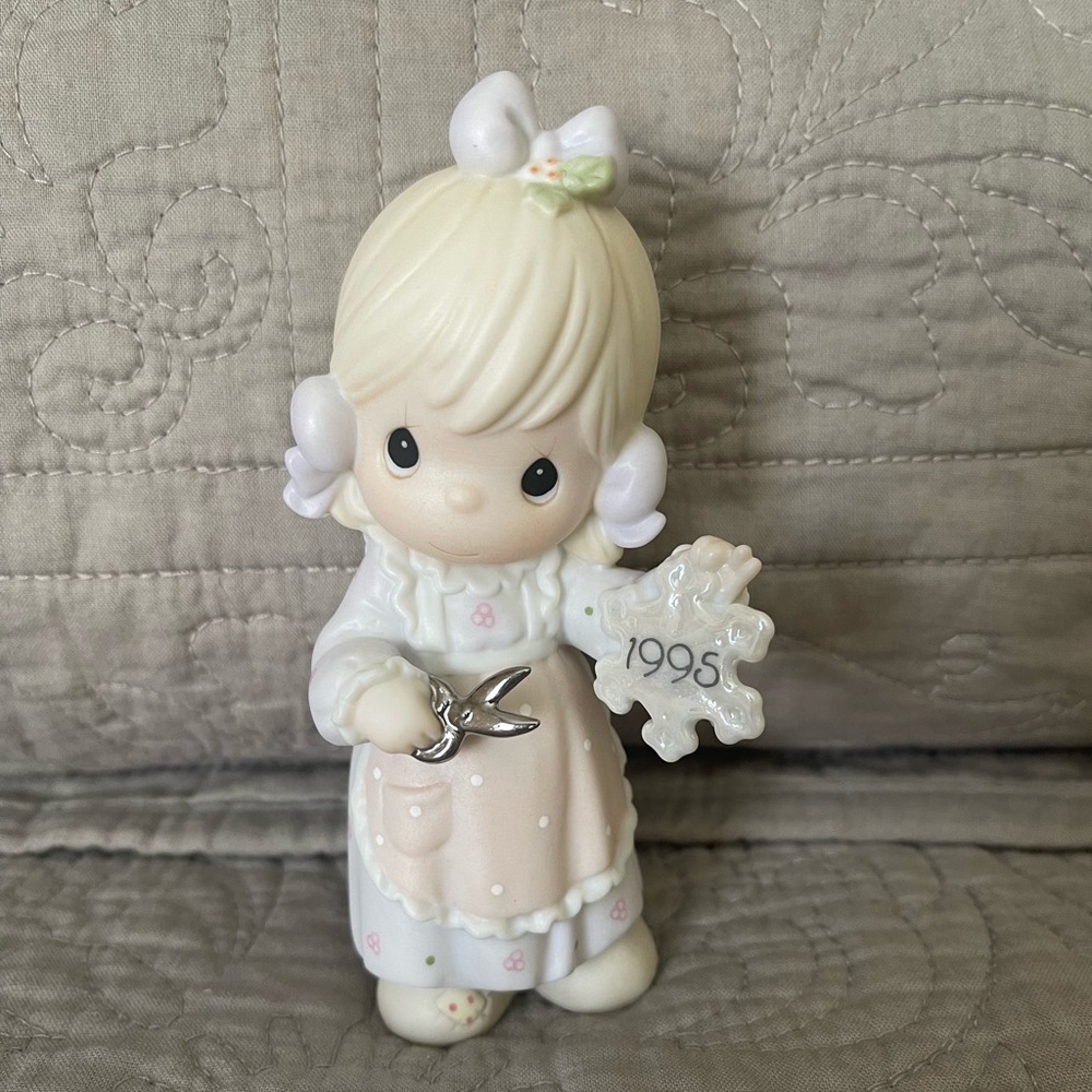 1995 Precious Moments Dated Christmas Figurine
